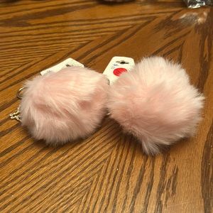 NWT NO BRAND LIGHT PINK FUZZY CHARM WITH A PANTHER DETAIL IN GOLDTONE KEYCHAIN.